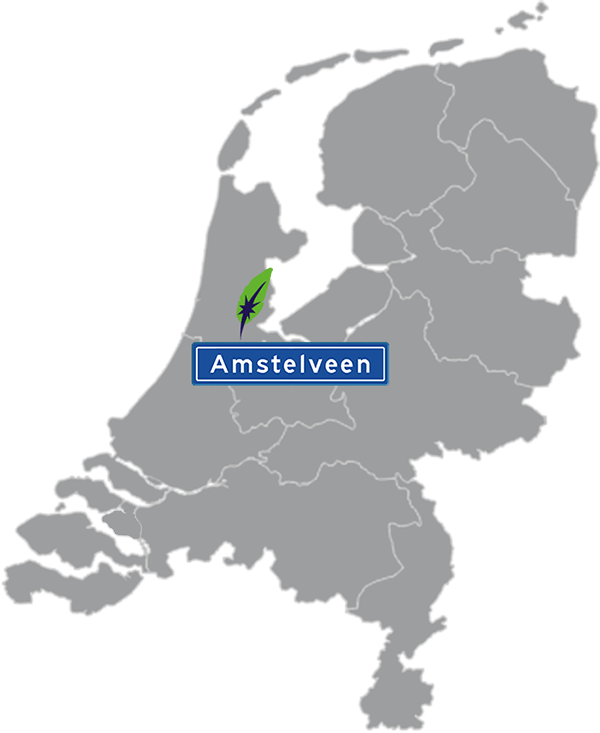 Grijze kaart van Nederland met Amstelveen aangegeven met blauw plaatsnaambord met witte letters en Dagnall veer voor cursus Nederlands - blauw plaatsnaambord met witte letters en Dagnall veer - transparante achtergrond - 600 * 733 pixels